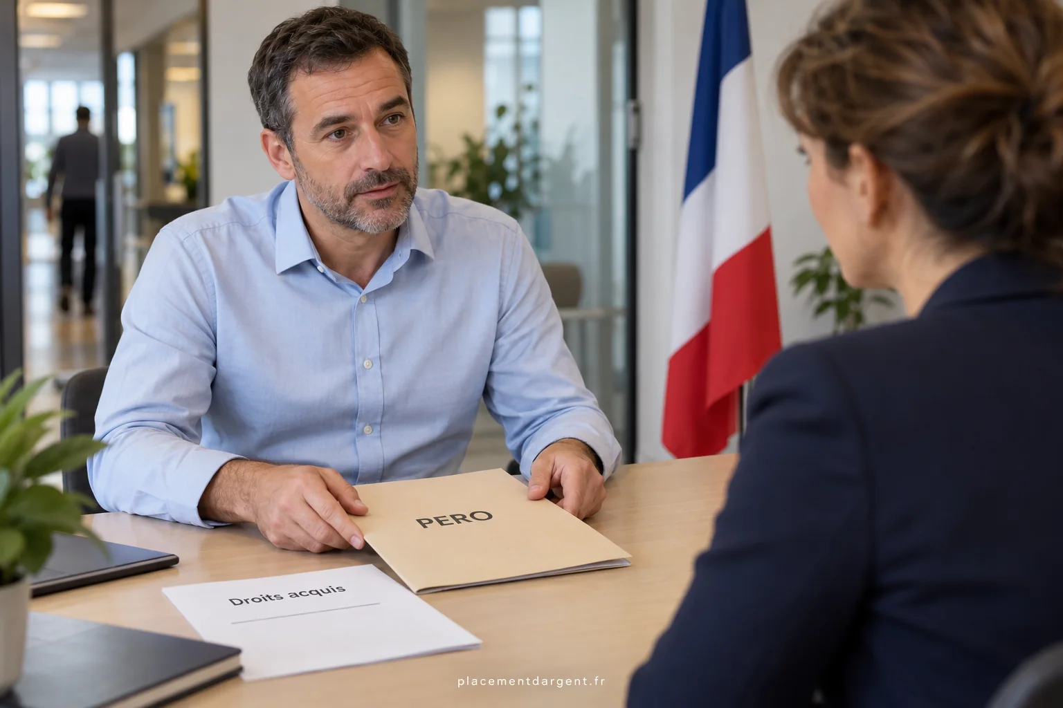 Responsable des ressources humaines présentant à une équipe un dispositif collectif de retraite supplémentaire en entreprise