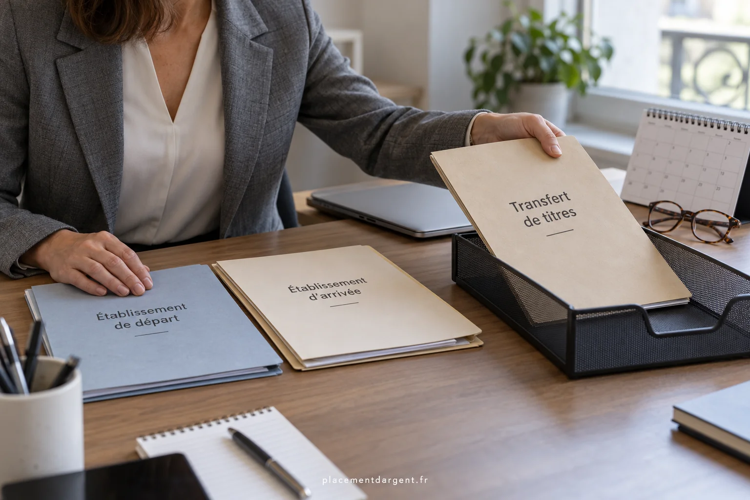 Épargnant comparant sur un écran deux relevés de portefeuille avant de transférer ses titres vers un autre établissement